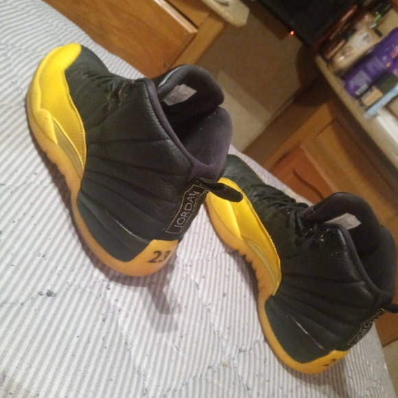 Jordan 12 size 8.5 championship gold and black - Picture 3 of 3
